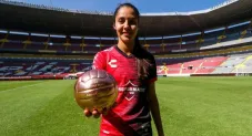 Alison González jugando con el Atlas Femenil