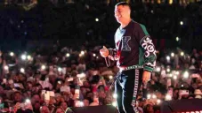 Eduin Caz en concierto con Grupo Firme