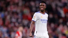 Vinícius durante un duelo con el Real Madrid