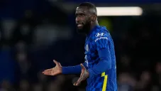 Antonio Rudiger jugando partido con el Chelsea en la Premier League