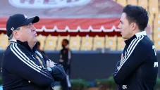 Herrera platica con Córdova durante un entrenamiento