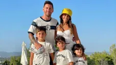 Messi junto con su esposa e hijos