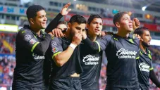 Jugadores de Chivas celebrando un gol