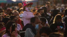 Personas acuden a la Verbena Navideña en la CDMX