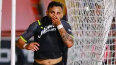 Vega festejando su gol contra Necaxa