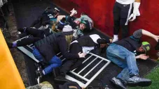 Fanáticos tras colapso del barandal