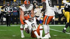 Mayfield es ayudado por sus compañeros para levantarse