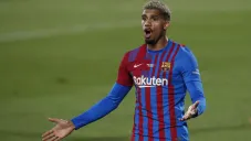 Ronald Araujo durante un duelo con el Barcelona