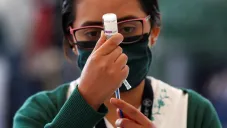 Enfermera prepara dosis contra Covid-19