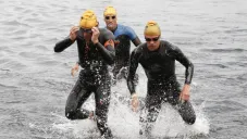 Atletas participando en el Ironman de Pucón en Chile