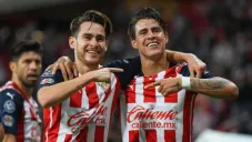 Angulo y el Chicote Calderón festejan un gol