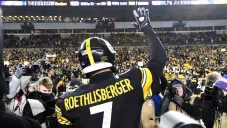Ben Roethlisberger con la afición de Steelers