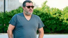 Mino Raiola, asistiendo a un juego