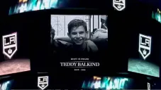 Teddy Balkind siendo conmemorado en un partido de Los Angeles Kings