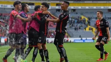 Jugadores Rojinegros festejando el gol a favor