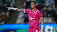 Raúl Gudiño jugando partido con Chivas vs Pachuca en la Liga MX