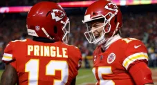 Patrick Mahomes y Byron Pringle durante el partido
