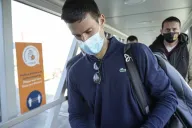 Djokovic, abordando un avión tras ser deportado de Australia