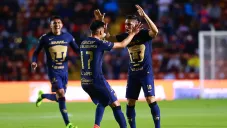 Jugadores de los Pumas festejan un gol