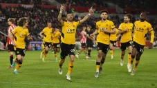 Joao Moutinho festejando con sus compañeros el gol con los Wolves