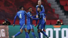 Edson festeja con sus compañeros un tanto ante PSV