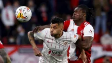 Tecatito Corona durante un partido con Sevilla