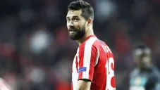 Felipe Monteiro durante un duelo con el Atlético