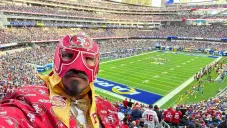 49er Luchador en un partido de San Francisco vs Rams