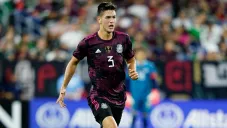 César Montes jugando partido con la Selección Mexicana