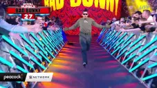 Bad Bunny en su entrada al Royal Rumble