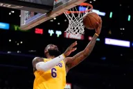 James en juego con los Lakers