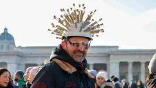 Persona celebrando el 'fin' de la pandemia