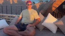 Chicharito disfrutando sus vacaciones en la playa