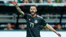 Miguel Layún durante un duelo con el Tricolor