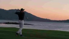Canelo Álvarez jugando golf