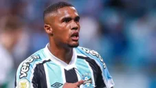 Douglas Costa durante un entrenamiento con el Gremio