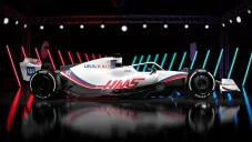 Haas presenta nuevo auto