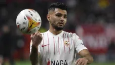 Tecatito Corona jugando partido con el Sevilla ante el Osasuna