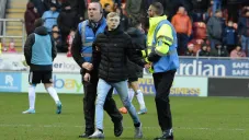 Aficionado es detenido tras invadir terreno de juego en League One