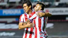 JJ Macías y Alexis Vega celebrando un gol con Chivas