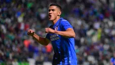 Uriel Antuna festejando gol con Cruz Azul ante León
