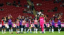Jugadores de Chivas tras el partido