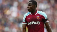 Kurt Zouma durante un duelo con West Ham