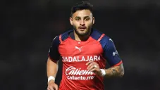 Alexis Vega jugando partido con Chivas en la Liga MX
