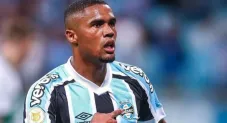 Douglas Costa jugando con Gremio