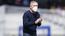 Ariel Holan dirigiendo a León en partido de Liga MX ante Pumas