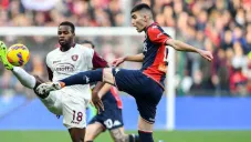 Johan Vásquez jugando partido con Genoa ante Salernitana