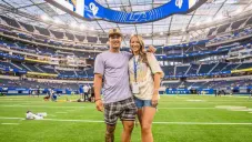 Taylor Rapp y su prometida en el SoFi Stadium