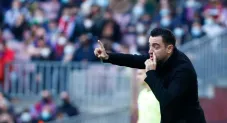 Xavi dirigiendo al Barcelona