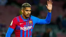 Ronald Araújo durante un duelo con el Barcelona